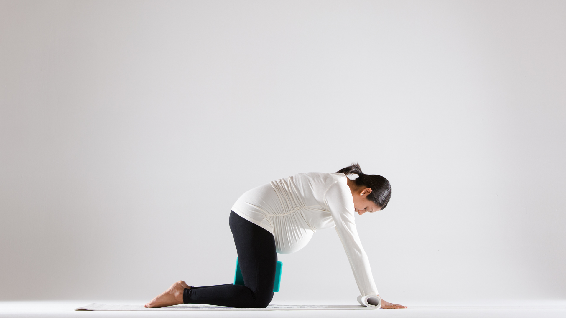 prenatal yoga cat cow pose